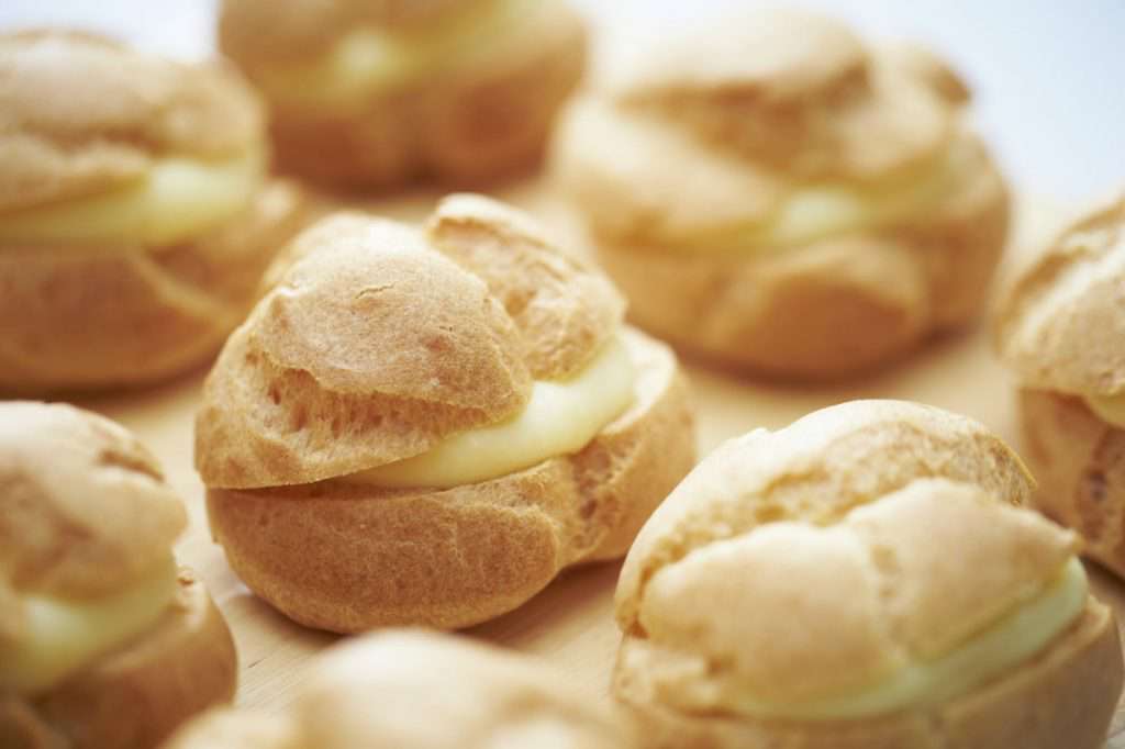 Prepara estos ricos profiteroles rellenos de crema pastelera ...