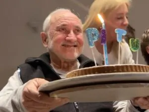 La emotiva sorpresa de cumpleaños de "Pitu": Un abuelo rodeado de amor familiar