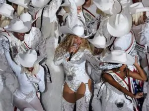 Beyoncé, deslumbra en el medio tiempo del partido navideño de la NFL