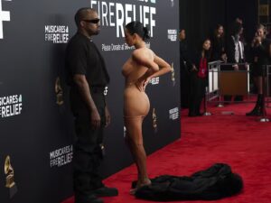 Grammy Awards 2025: la esposa de Kanye West se mostró totalmente desnuda en la alfombra roja