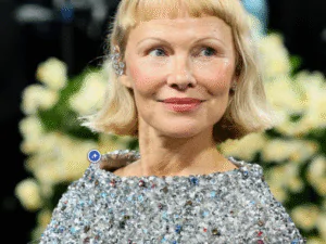 Pamela Anderson deslumbra con un cambio de look total a los 57 años en la Met Gala 2025