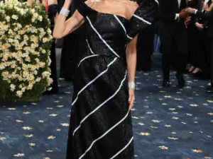 El look de Demi Moore en la Met Gala inspirado en una corbata