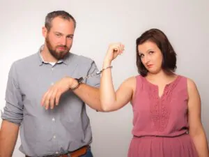 Amor enmascarado: rompiendo cadenas de codependencia