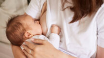 Madre amamantando